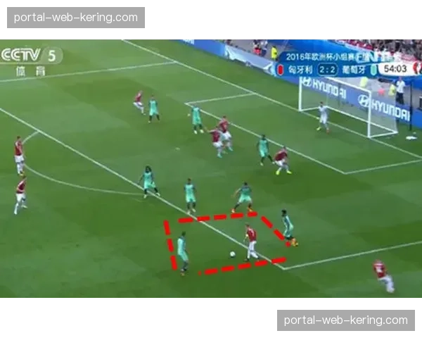 “现场：谢菲联利用快速发出的边线球制造角球，并完成头球攻门”