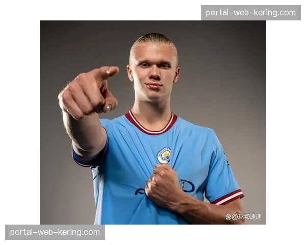 特写瞬间：进球后，哈兰德指向看台，将进球献给刚刚出生的女儿